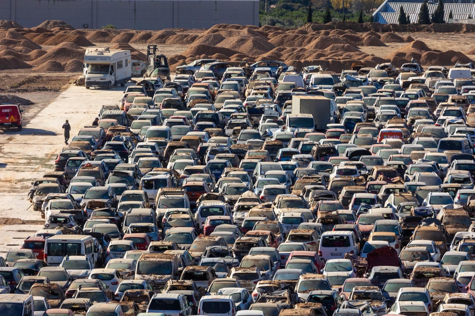 FOTOS | Campas con miles de coches afectados por la dana en Valencia