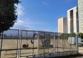 Maquinaria trabajando en el campo de fútbol de La Torre