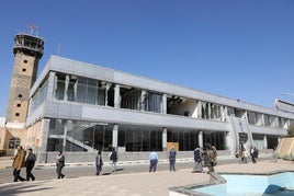 Estado en el que ha quedado el aeropuerto de Sanaá tras el bombardeo.