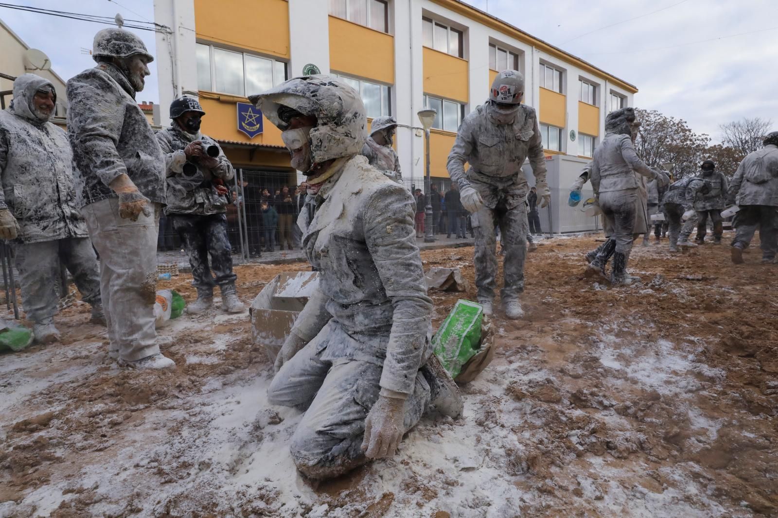 FOTOS | La batalla de els enfarinats vuelve a IBI