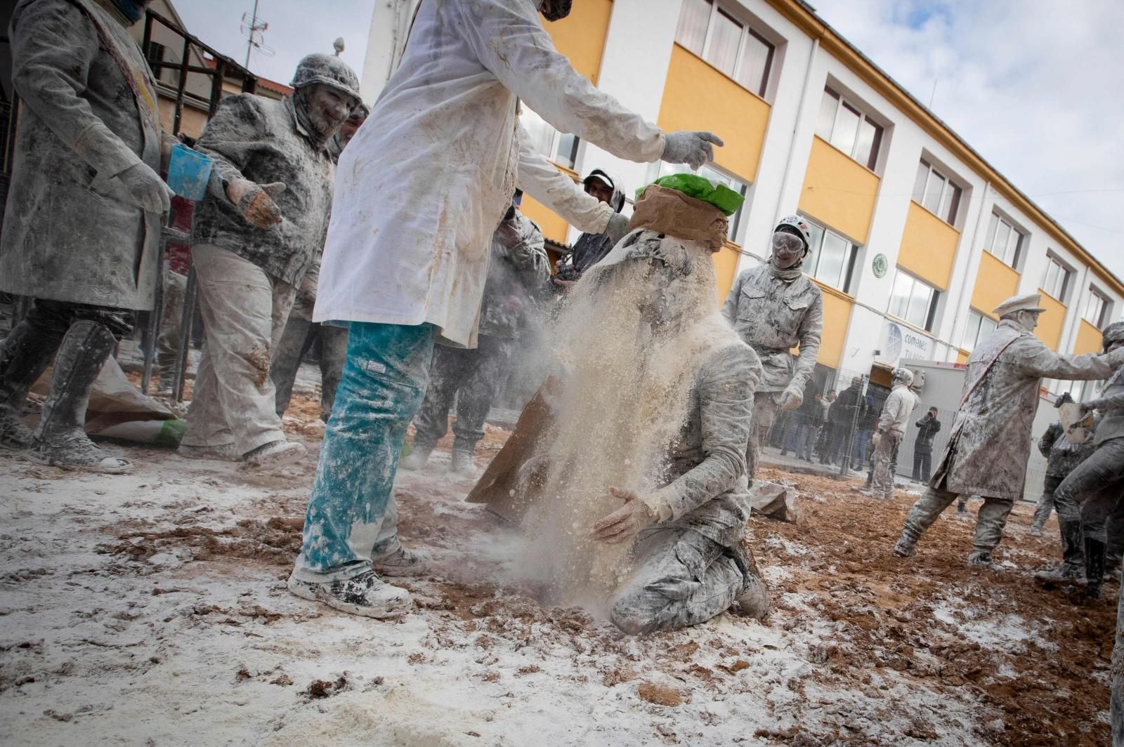 FOTOS | La batalla de els enfarinats vuelve a IBI