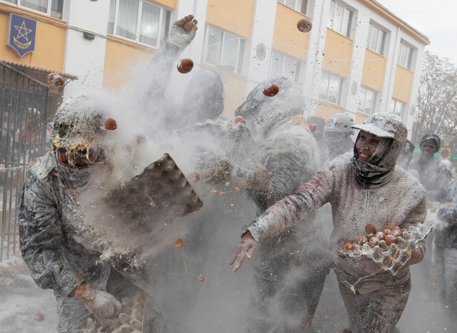 FOTOS | La batalla de els enfarinats vuelve a IBI