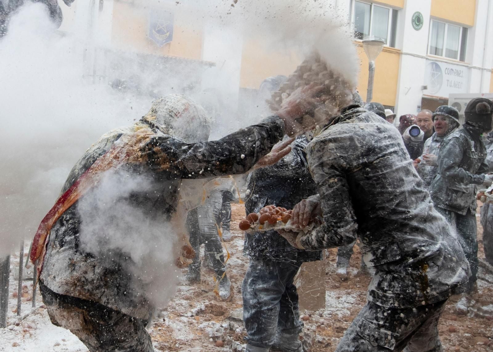 FOTOS | La batalla de els enfarinats vuelve a IBI