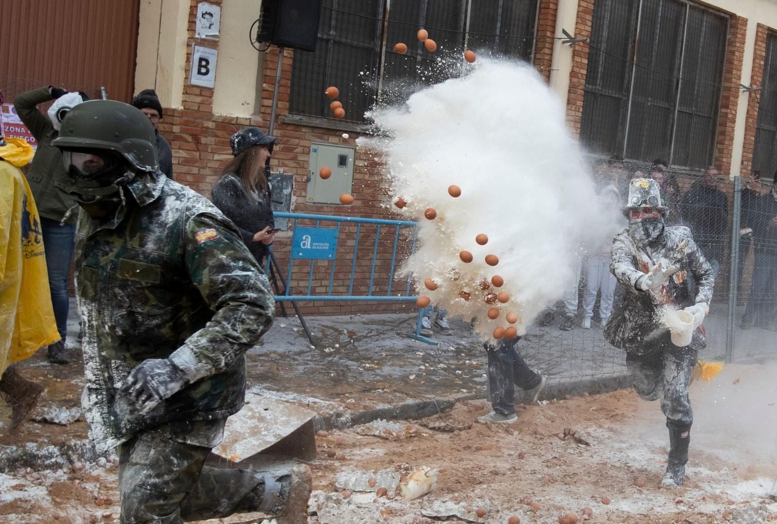 FOTOS | La batalla de els enfarinats vuelve a IBI