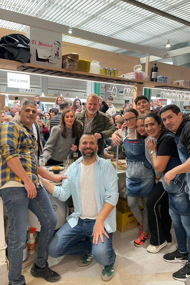 Ramón, con camisa azul, y la familia de La Tasqueta posan con los Reyes.