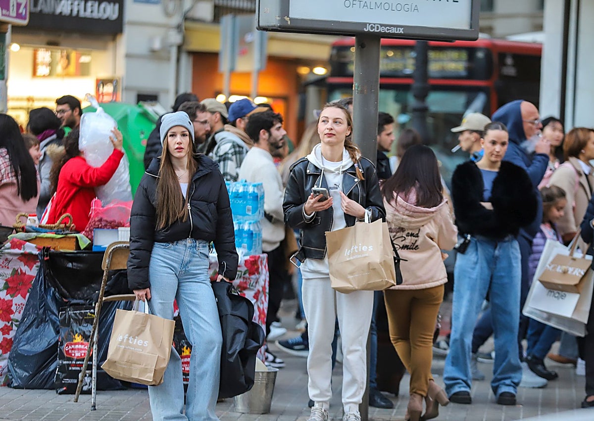 Imagen secundaria 1 - Gente, de compras por el centro y lleno total en las terrazas de los bares.