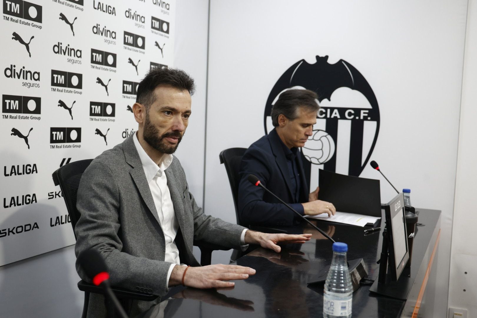 Fotos de la presentación de Carlos Corberán como entrenador del Valencia CF