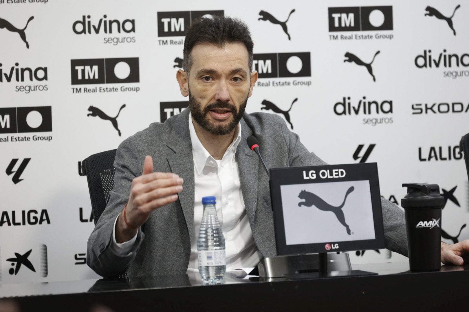 Fotos de la presentación de Carlos Corberán como entrenador del Valencia CF