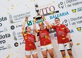 Ana, Anael y Marina alzan el trofeo.