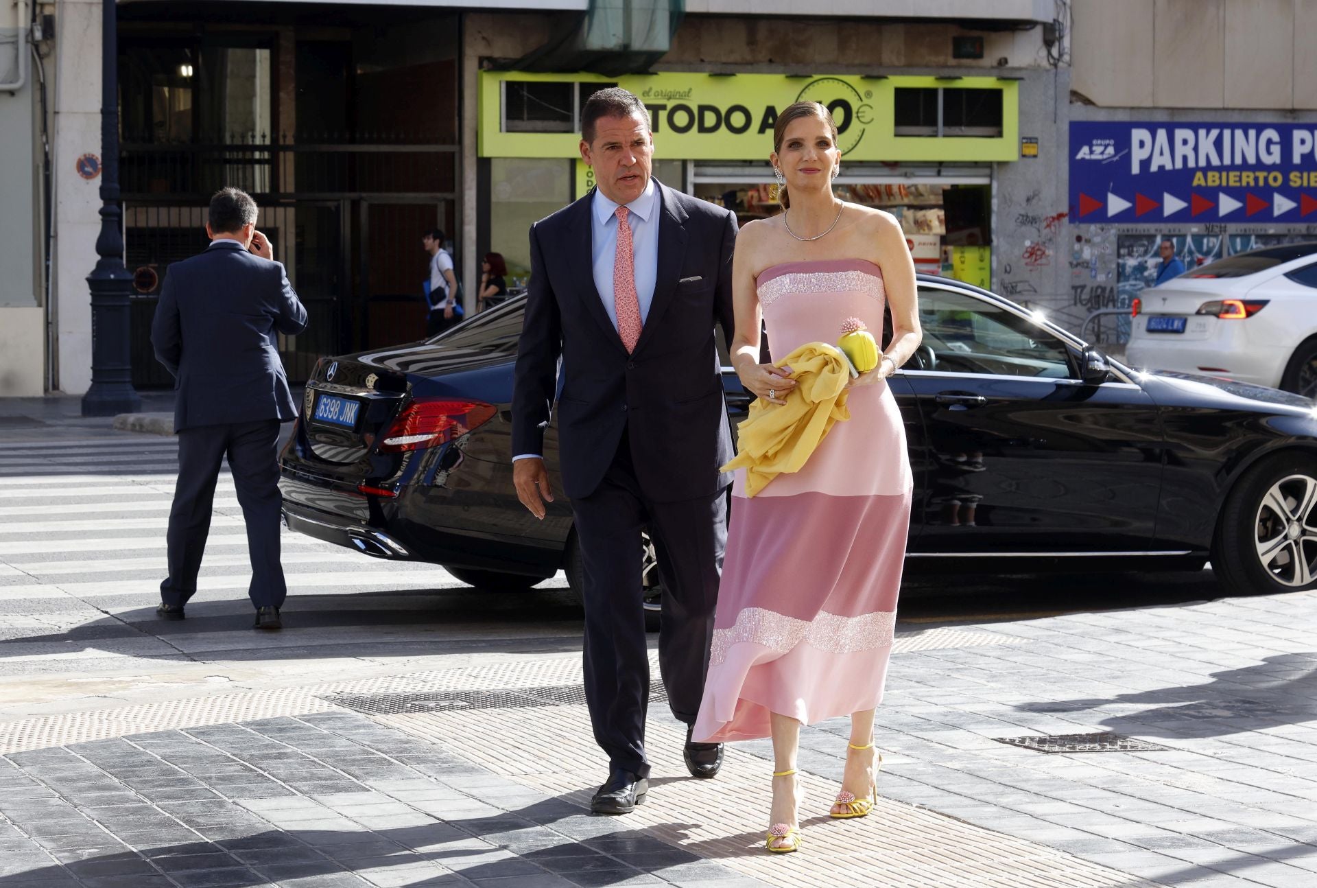 Luis Alfonso de Borbón y Margarita Vargas, al llegar a la iglesia de San Agustín, donde se casó en junio Natalia Santos Yanes y Esteban Rivas.