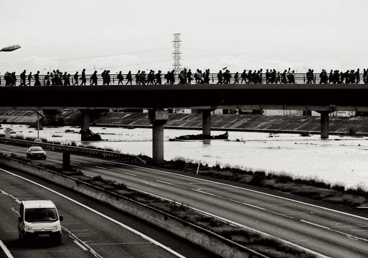 Un puente hacia la esperanza. Miles de voluntarios atravesaron durante semanas la pasarela que unía la ciudad con la zona devastada, dos mundos lejanos y próximos a la vez.