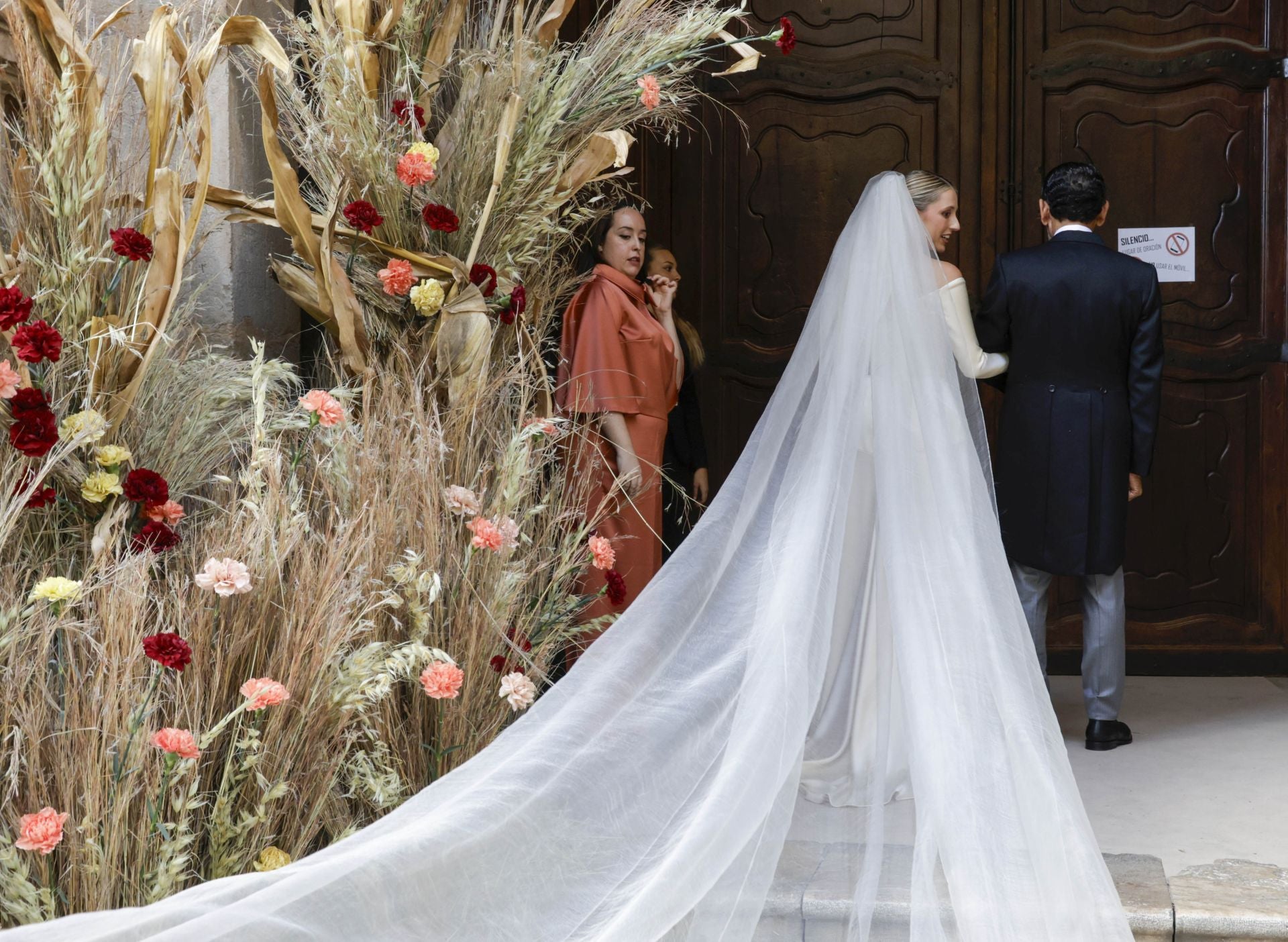 Carmen Sancho de Rosa lució un espectacular velo que lució a su entrada a la iglesia acompañada del padre del novio, Tomás Tórtola.