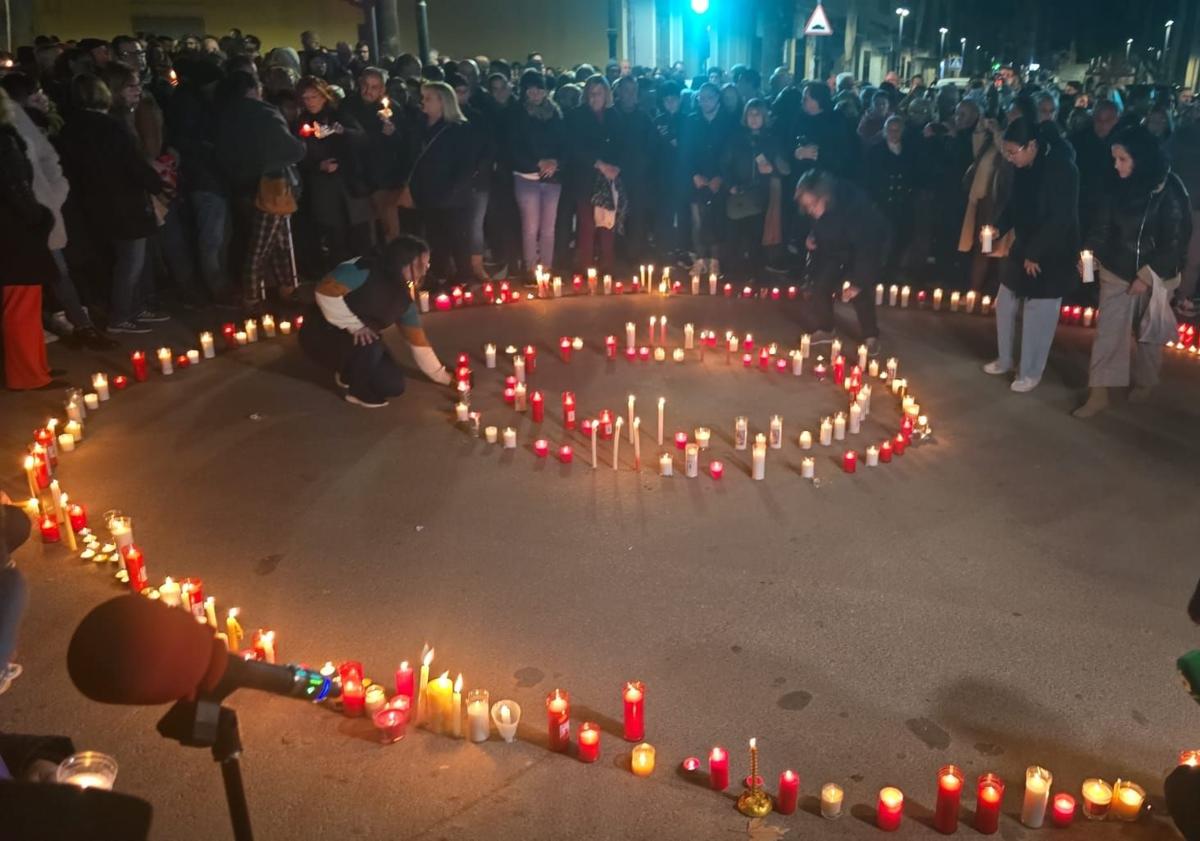 Imagen principal - Minuto de silencio y velas, en Aldaia. 