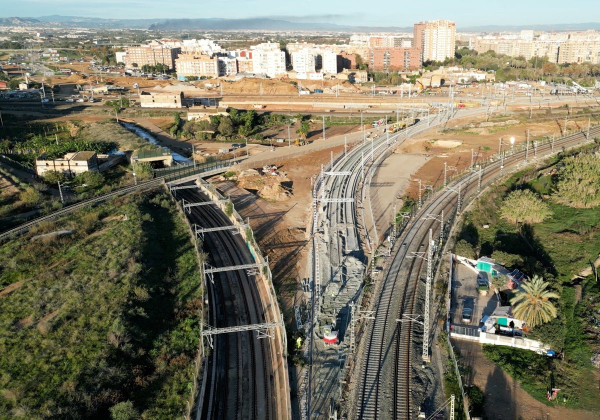 Las obras del canal de acceso con el puente del bulevar sur al fondo.