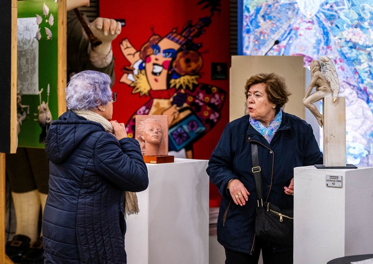 Imagen secundaria 1 - Expsoición de Na Jordana y acto de entrega de culces naviceños a fallas afectadas organizado por la falla Mariano Benlliure-Acequia de Tormos de Buirjassot.