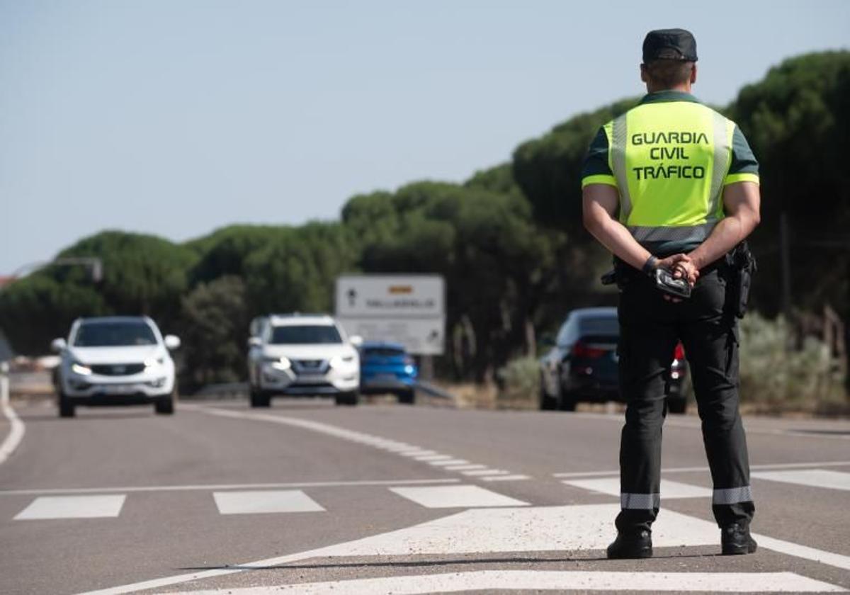 Un agente de la Guardia Civil de Tráfico, atento a la circulación de vehículos.