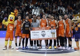 Los jugadores del Valencia Basket posan con el cartel de clasificados para la Copa del Rey 2025.