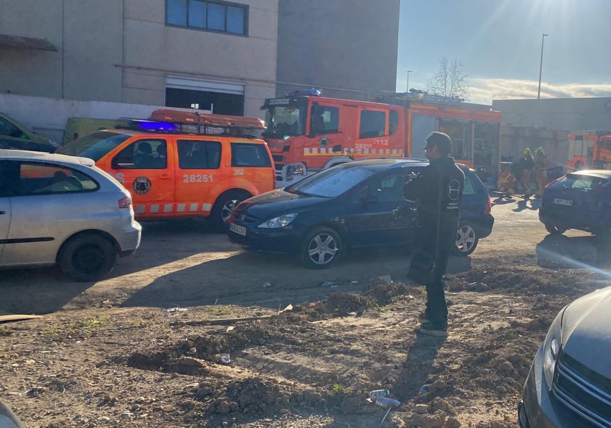 Varios vehículos de los bomberos junto a la nave donde se ha registrado la explosión.