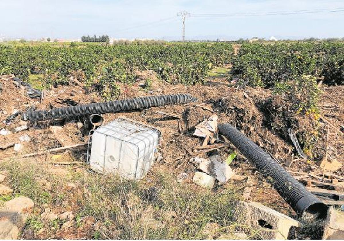 Los retrasos en arreglar caminos y redes de riego ponen en jaque a miles de agricultores