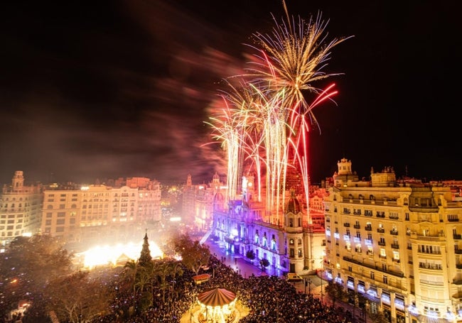 Disparo del castllo de la plazsa del Ayuntamiento, en la Nochevieja de 2023.