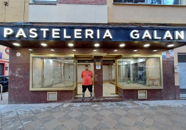 José Vicente Galán, antes del inicio de reforma de su pastelería de Albal.