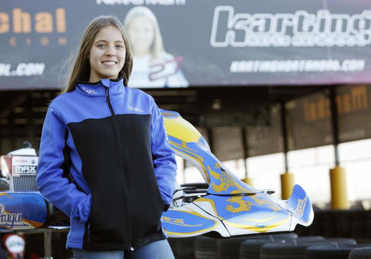 Nerea Martí posa en el karting que ha gestionado su familia.