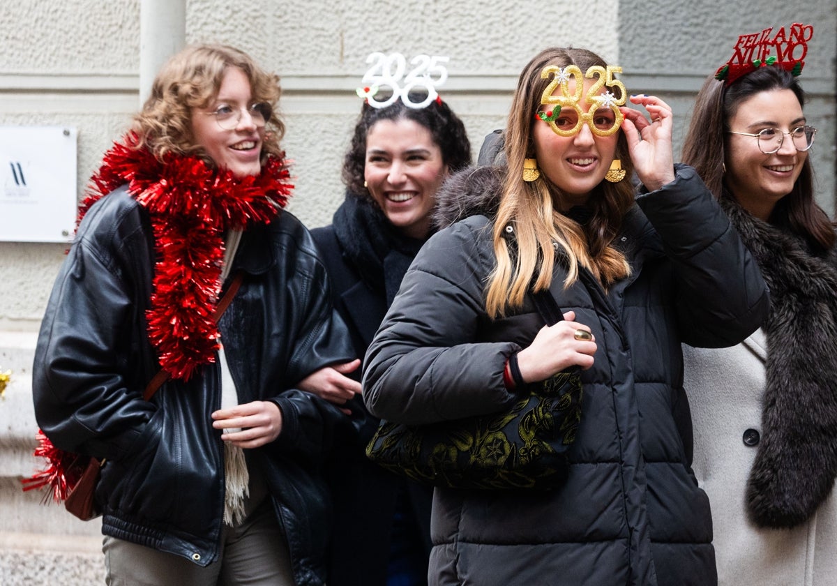 Un grupo de jóvenes celebra la 'tardevieja'.
