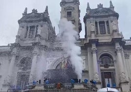 Campanadas en la plaza del Ayuntamiento este martes.