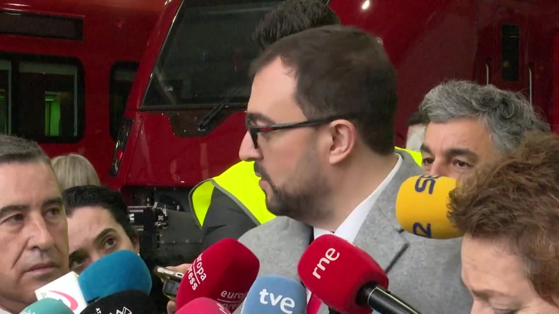 Barbón dice que el PSOE ha demostrado siempre "tolerancia cero contra la corrupción"
