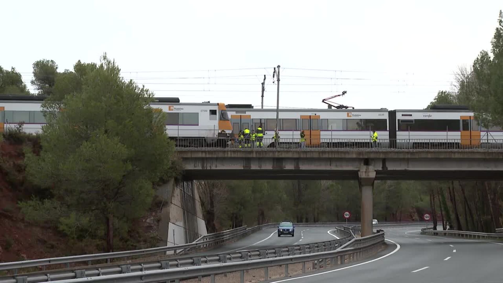 Descarrila el primer eje de un tren de Rodalies en Vacarisses (Barcelona) por desprendimiento