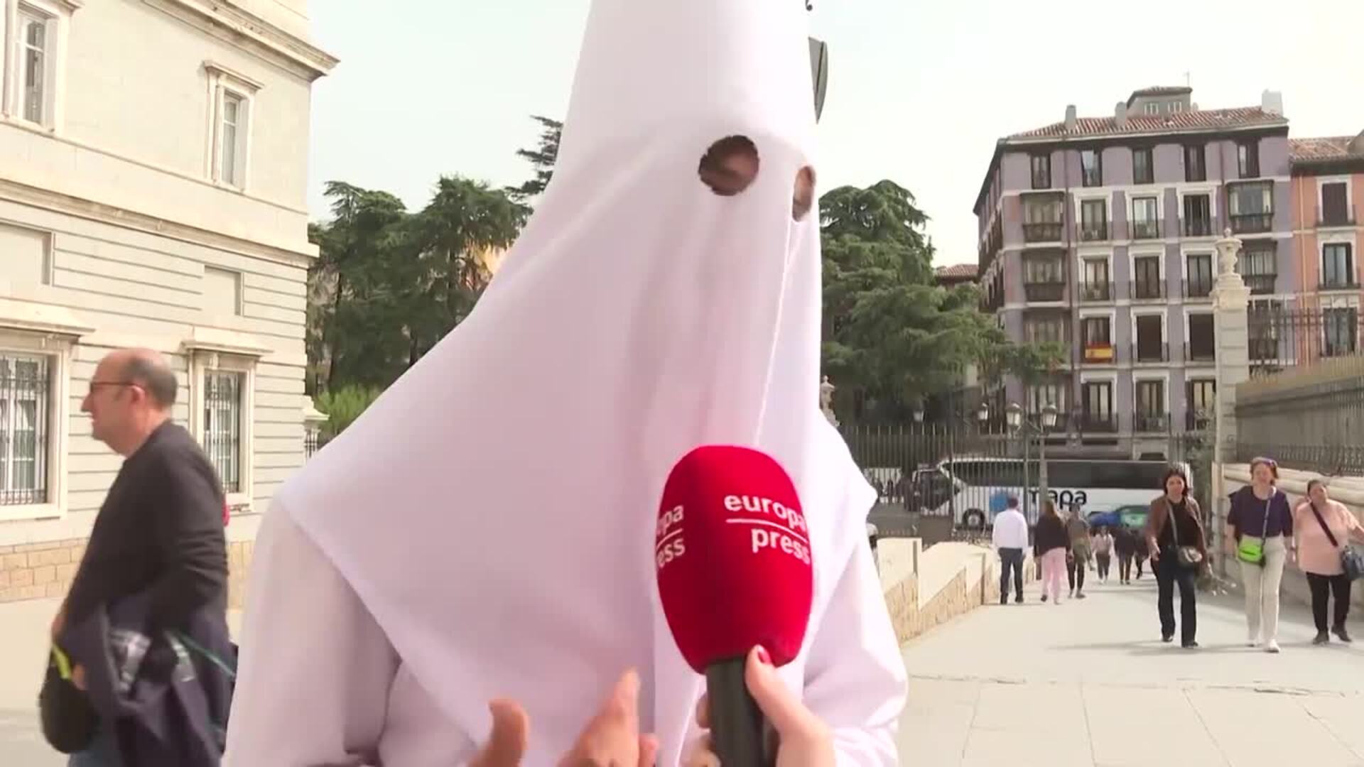 Nazarenos y costaleros se entregan a la procesión de La Borriquita en Madrid