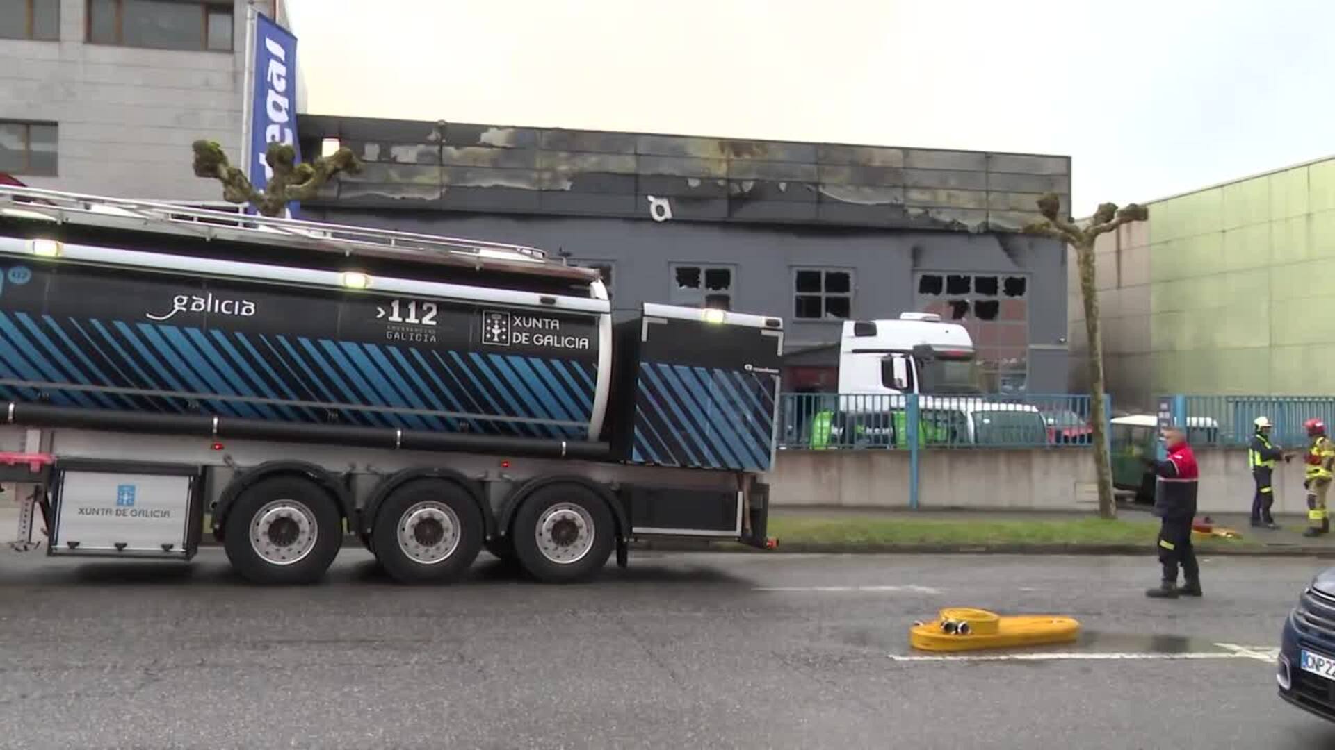 Dos heridos en el incendio de un nave de desguaces en el polígono de O Ceao, en Lugo