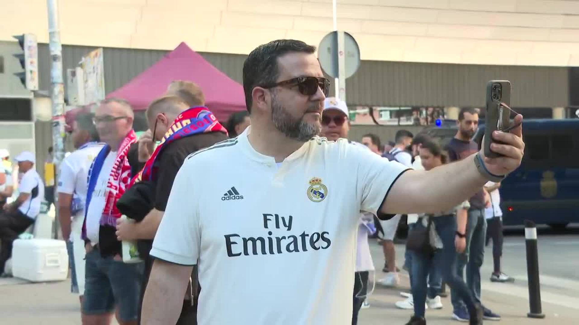 Aficionados del Real Madrid y del Barsa asisten al Bernabéu disfrutar del Clásico