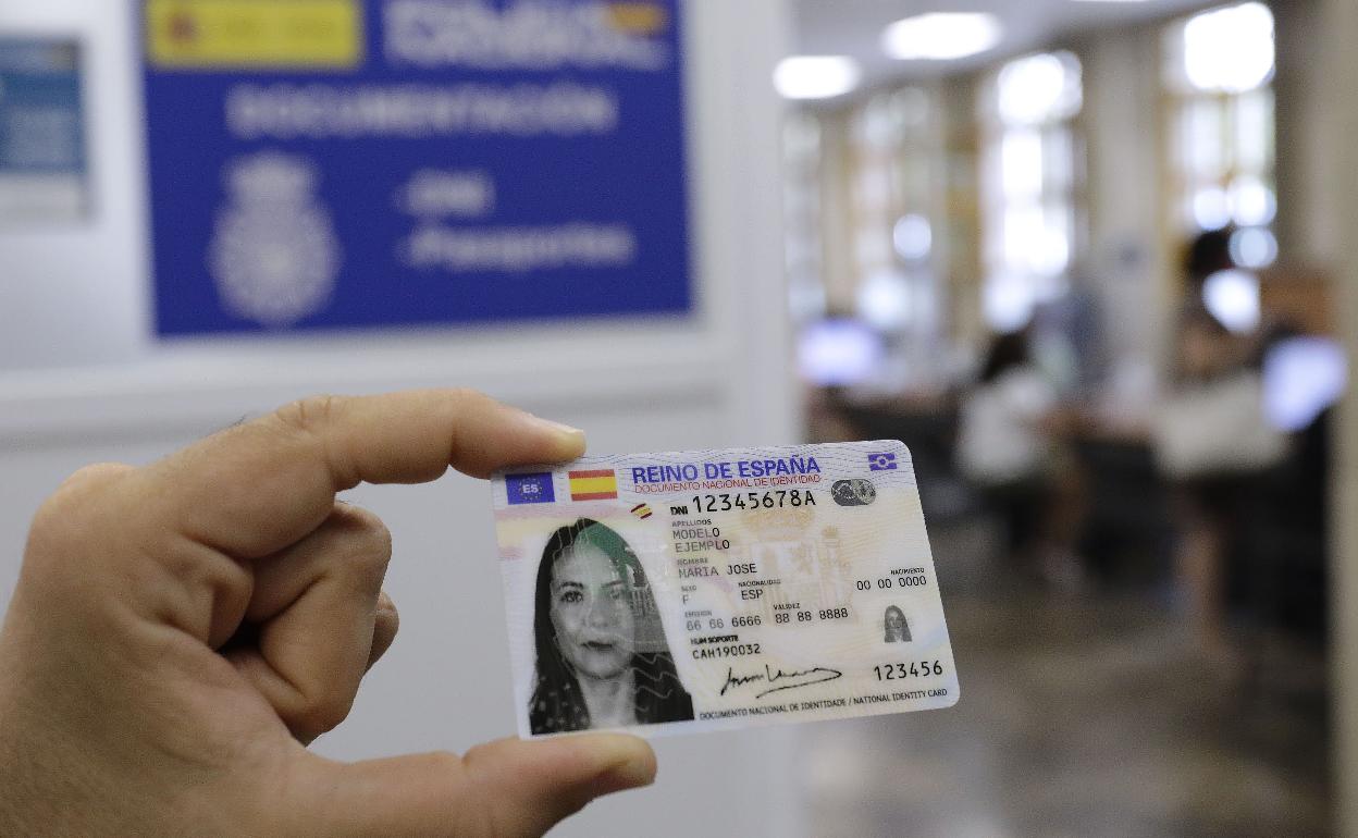 DNI: ¿es obligatorio en la calle? | ¿Me puede multar la Policía por no enseñar el DNI?