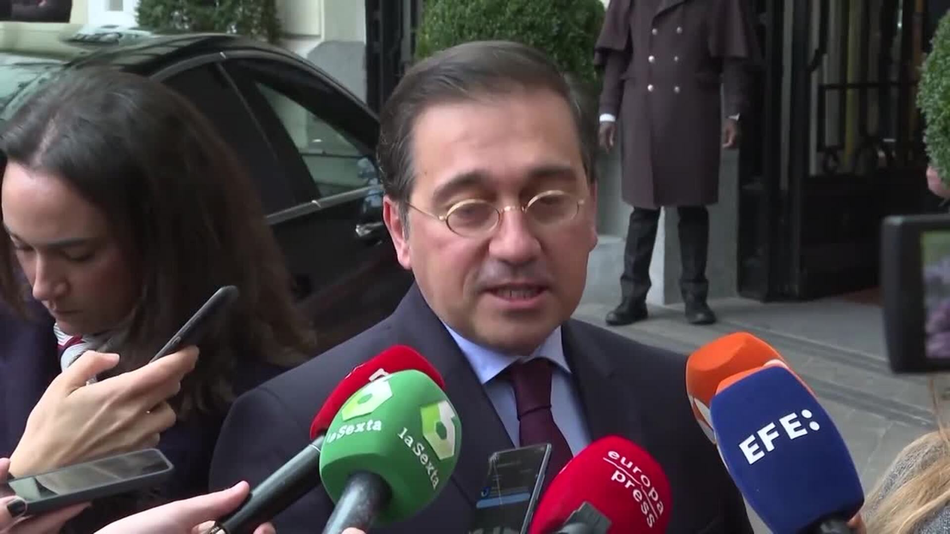 Albares muestra su apoyo a Sánchez y afirma que "España le necesita"