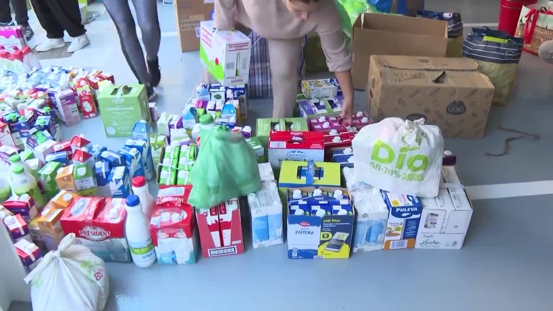 Multitud de personas colaboran con recogida de alimentos en Madrid para los afectados por DANA