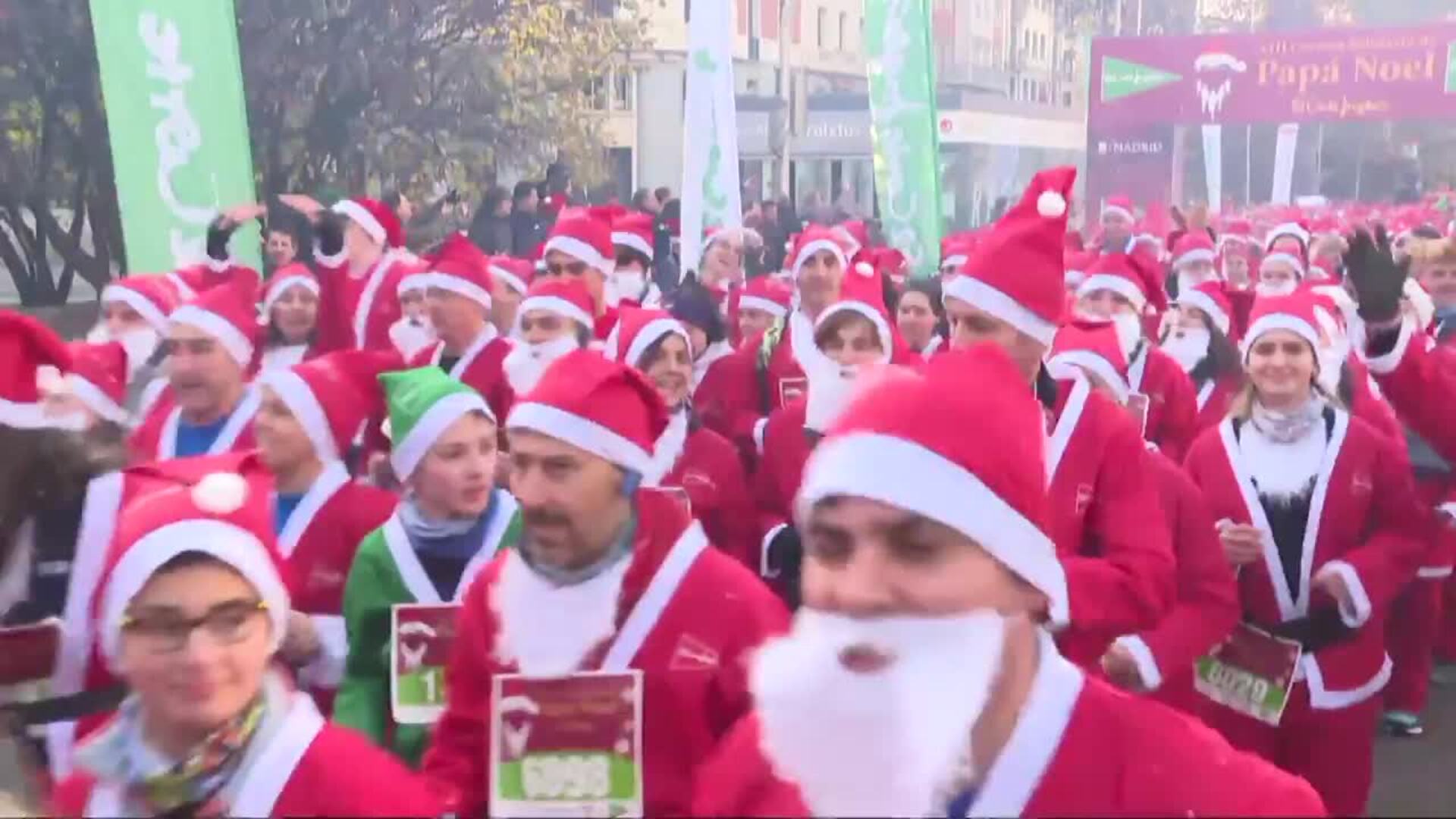 Miles de Papá Noel y elfos recorren las calles de Madrid en una carera solidaria