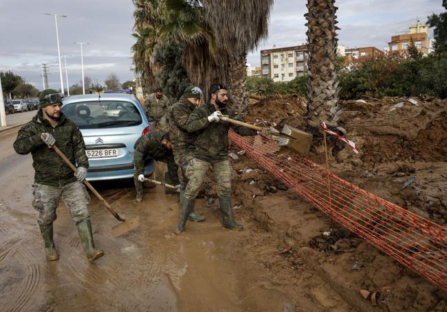 Militares durante las labores de limpieza en la zona cero, este miércoles.
