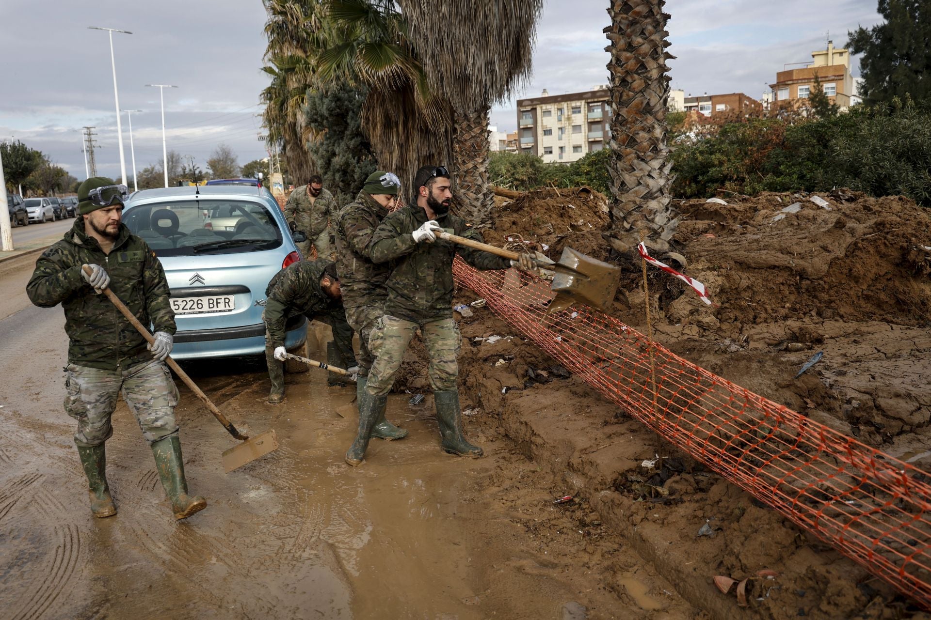 1 de enero de 2025: militares limpian calles y turistas visitando el centro de Valencia