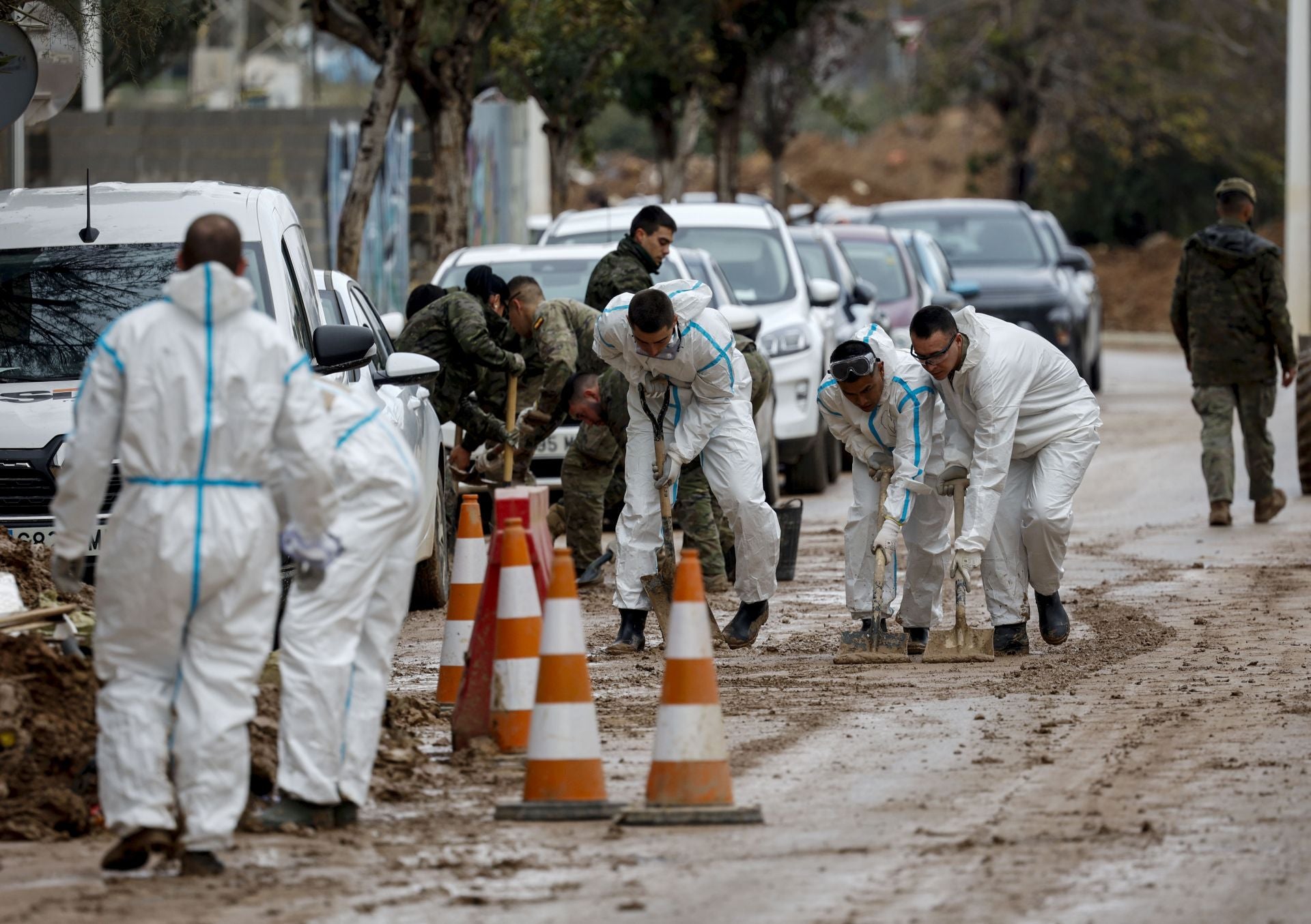 1 de enero de 2025: militares limpian calles y turistas visitando el centro de Valencia