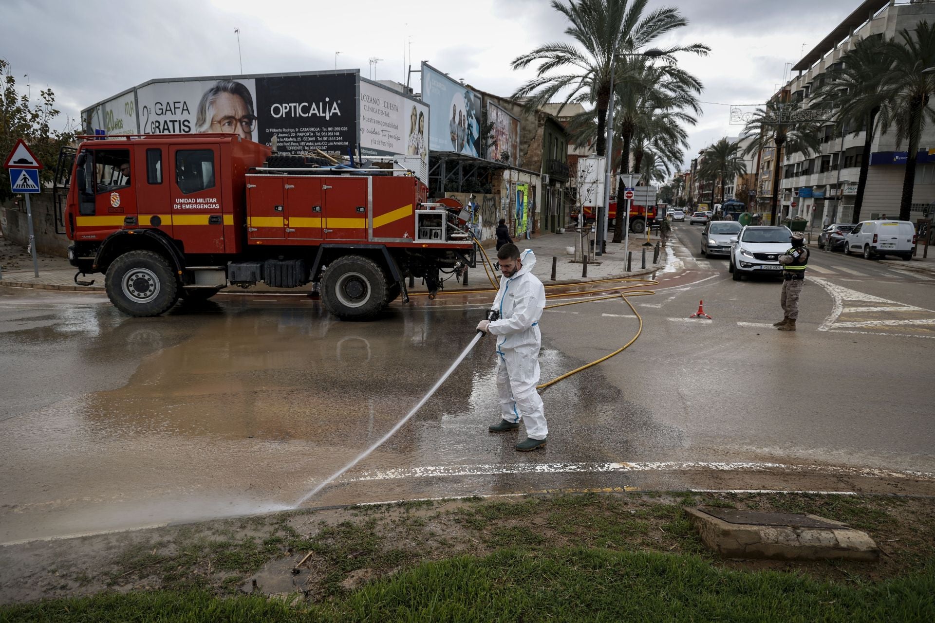 1 de enero de 2025: militares limpian calles y turistas visitando el centro de Valencia