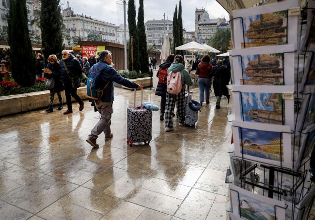 Turistas por el centro de Valencia, este miércoles.