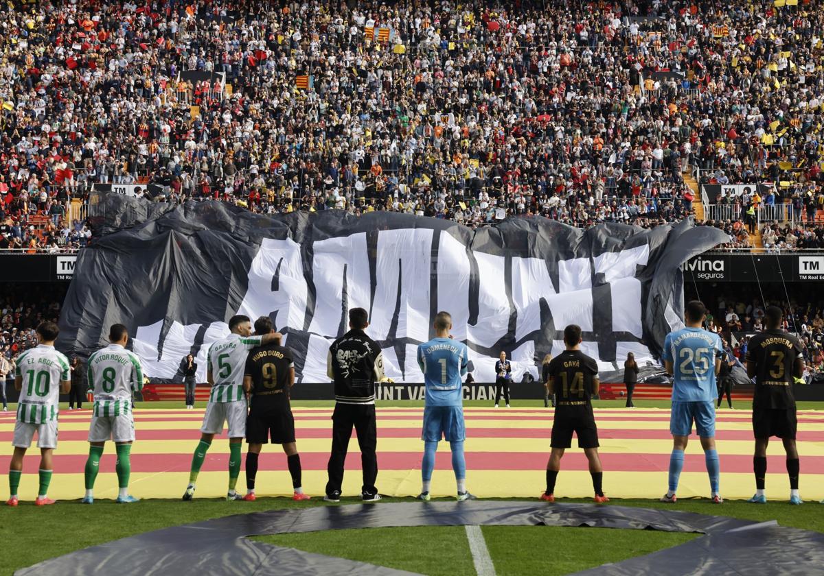 La bandera prestada por el Real Madrid tras la dana.