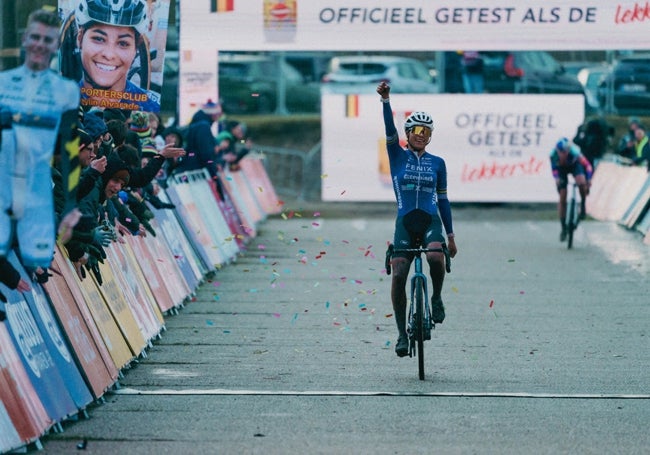 Ceylin del Carmen Alvarado se impone en la prueba de la Copa del Mundo de Ciclocross UCI de Namur