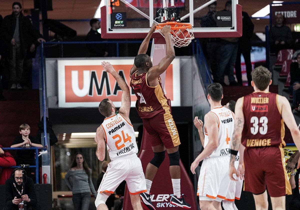 Kebengele machaca el aro del Valencia Basket.