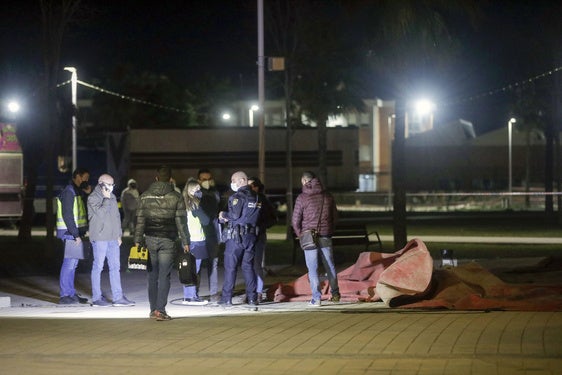 Policías examinan los restos del castillo hinchable que causó la muerte de Vera y Cayetana.