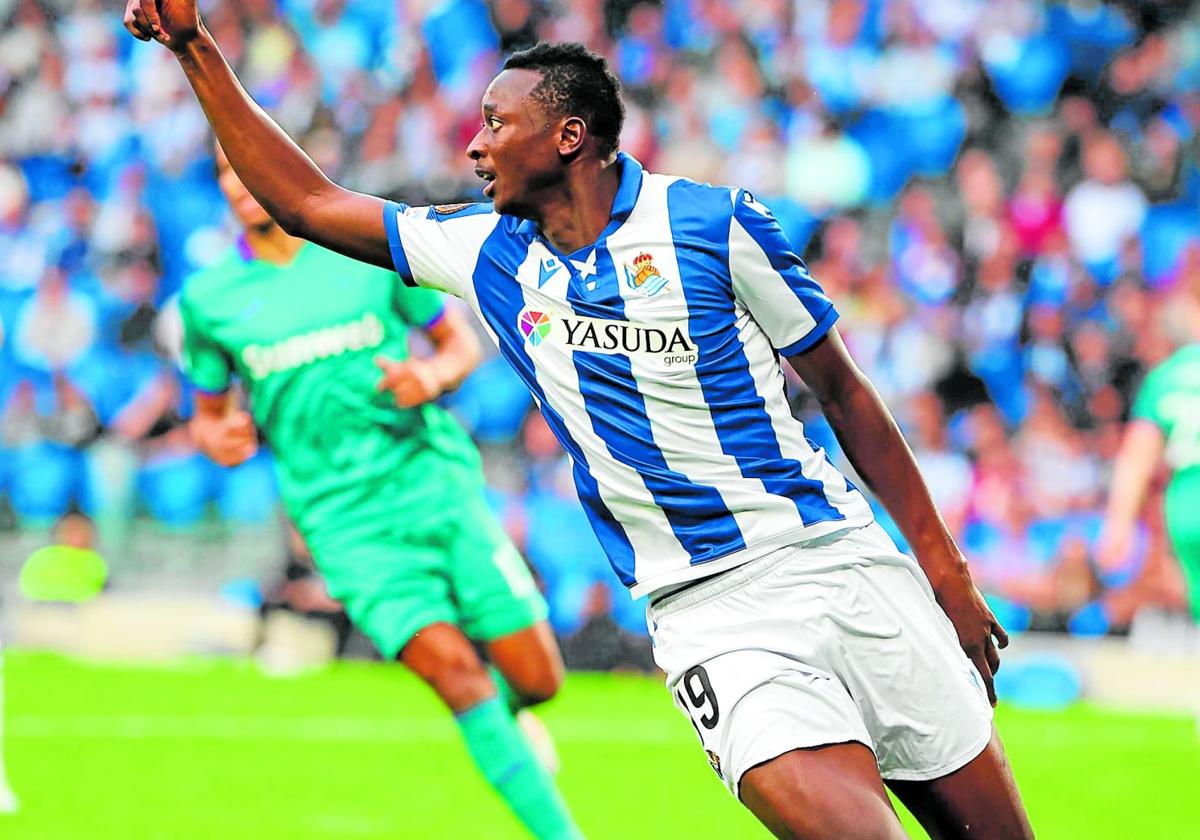 El delantero nigeriano Umar Sadiq, con la Real Sociedad, durante un partido de esta temporada.