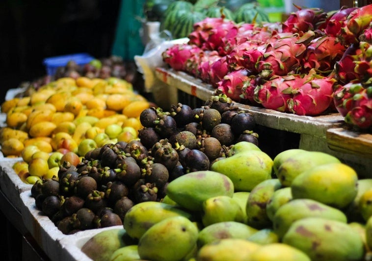 Varias frutas en una imagen de archivo.