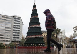 La plaza del Ayuntamiento de Valencia, mojada por la lluvia de los últimos días.