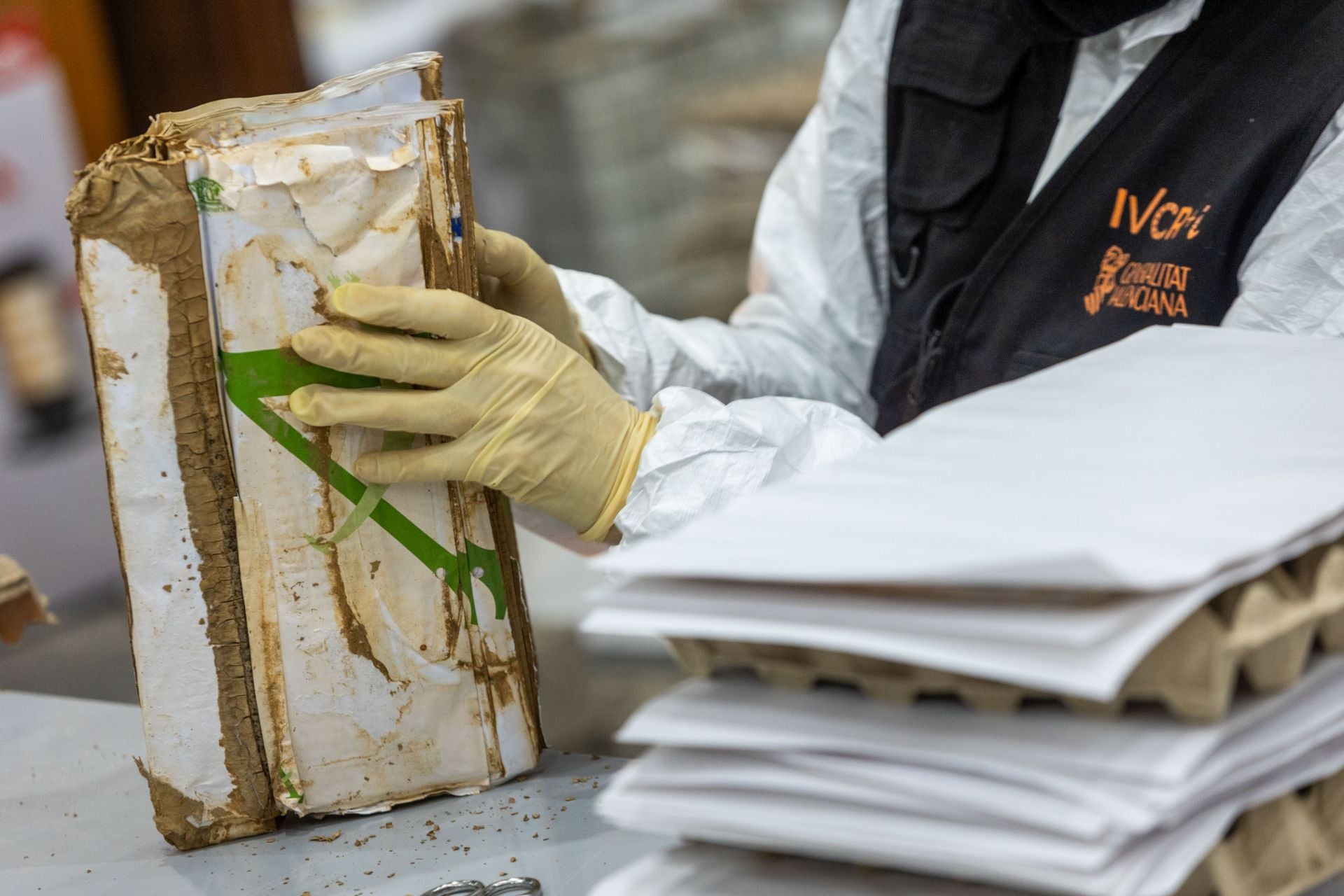 Así se quita el barro de archivos y obras de arte dañados por la dana